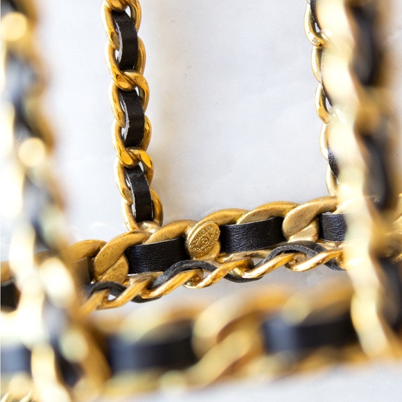 Iconic Chanel Vintage Fall 1994 Gold Metal Chain Black 94A Water Bottle Holder - Picture 8 of 17